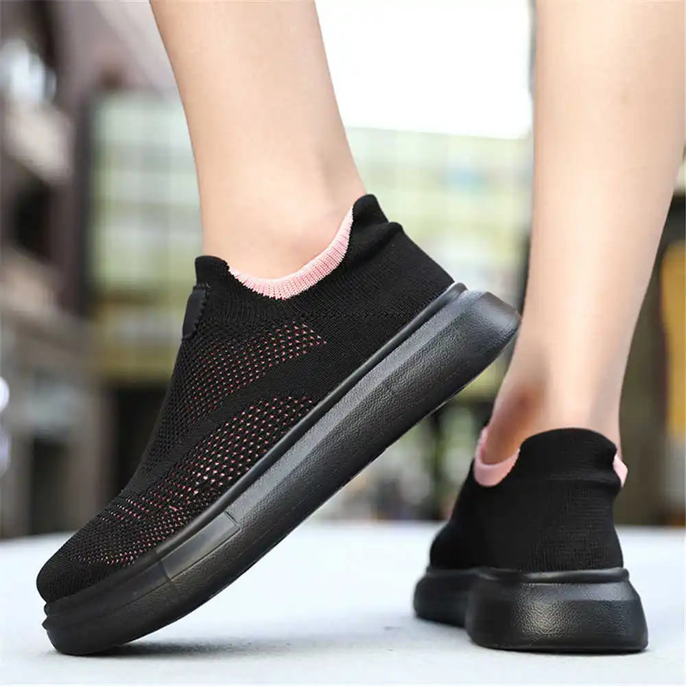 Tech Accessories Dropshipping - Plattform Strümpfe braune Schuhe für Frau